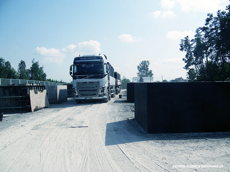 Transport szamb betonowych  w Sieradzu